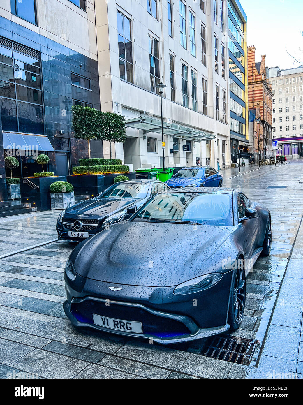 Teure Autos, die in der Russell Street neben dem Dakota Hotel in Leeds geparkt sind Stockfoto