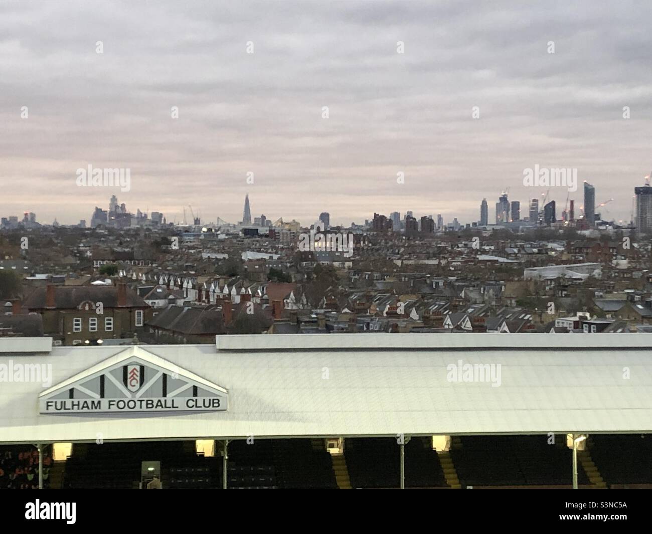 Blick auf die Skyline von London vom Fulham Football Club Stockfoto