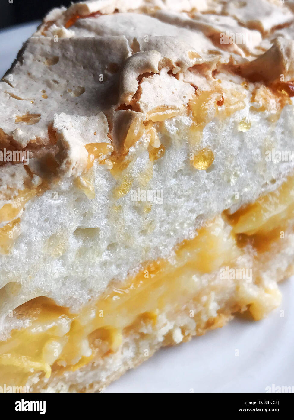 Ein hausgemachter Zitronen-Meringue-Kuchen Stockfoto