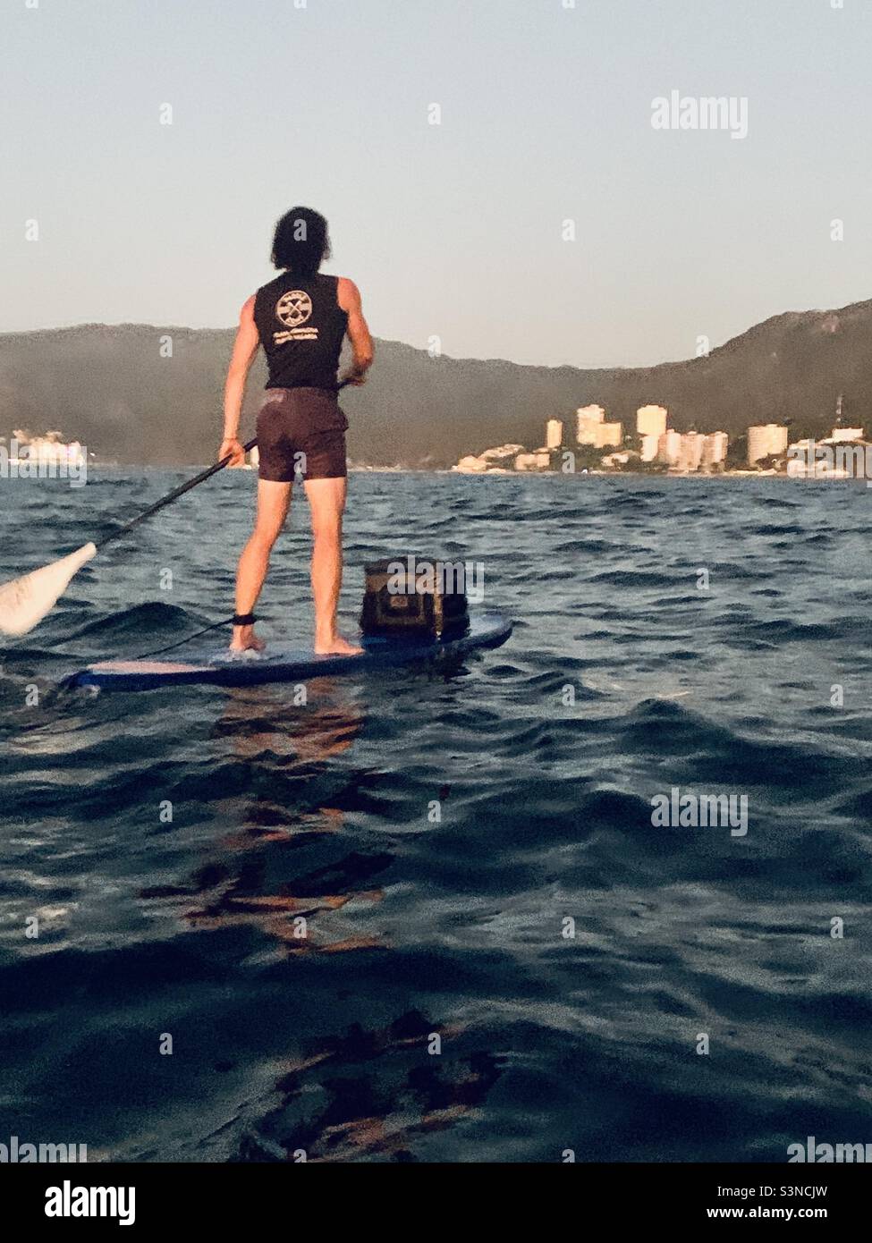 Mann paddeln in puerto Vallarta Mexiko - Smartphone-aufgenommenes Stockfoto