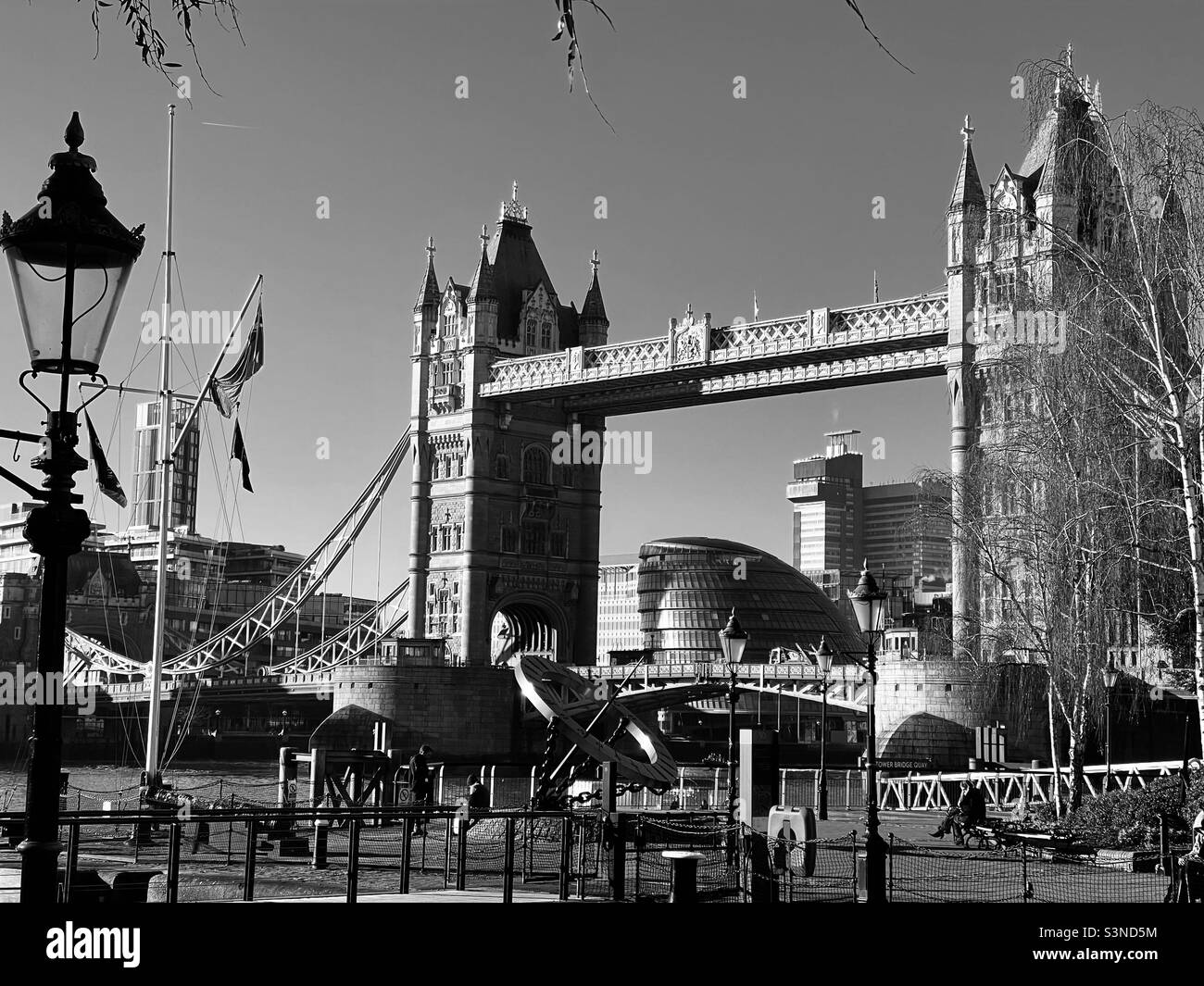 S/W-Bild der Tower Bridge, London, von den StKatherine Docks. Stockfoto