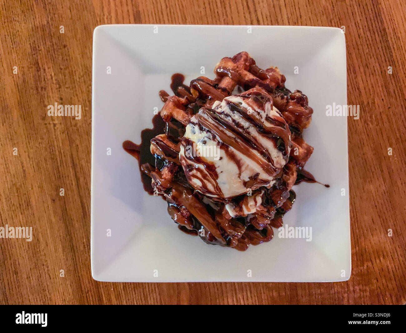 Schokoladenwaffel und Vanilleeis-Dessert Stockfoto