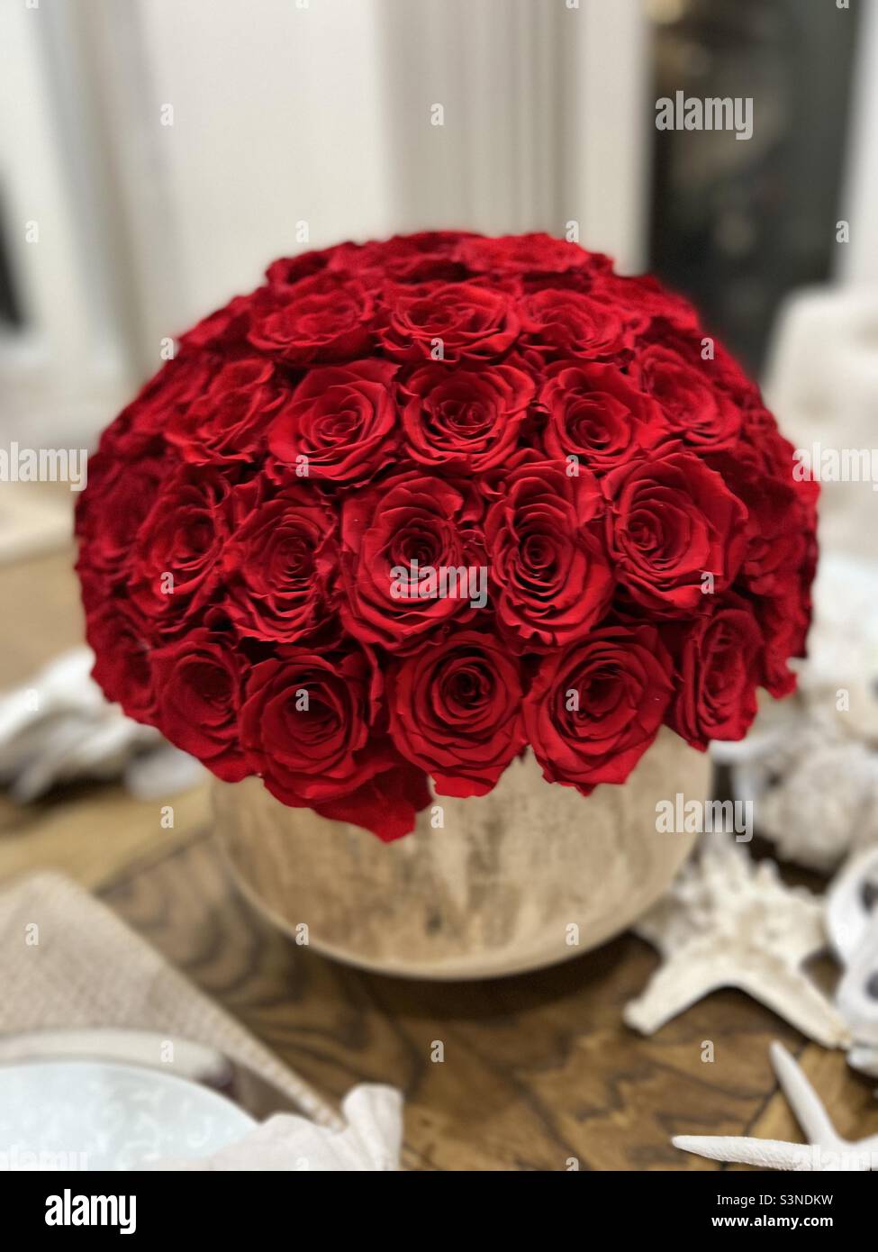 Strauß roter Rosen auf einem Tisch Stockfoto