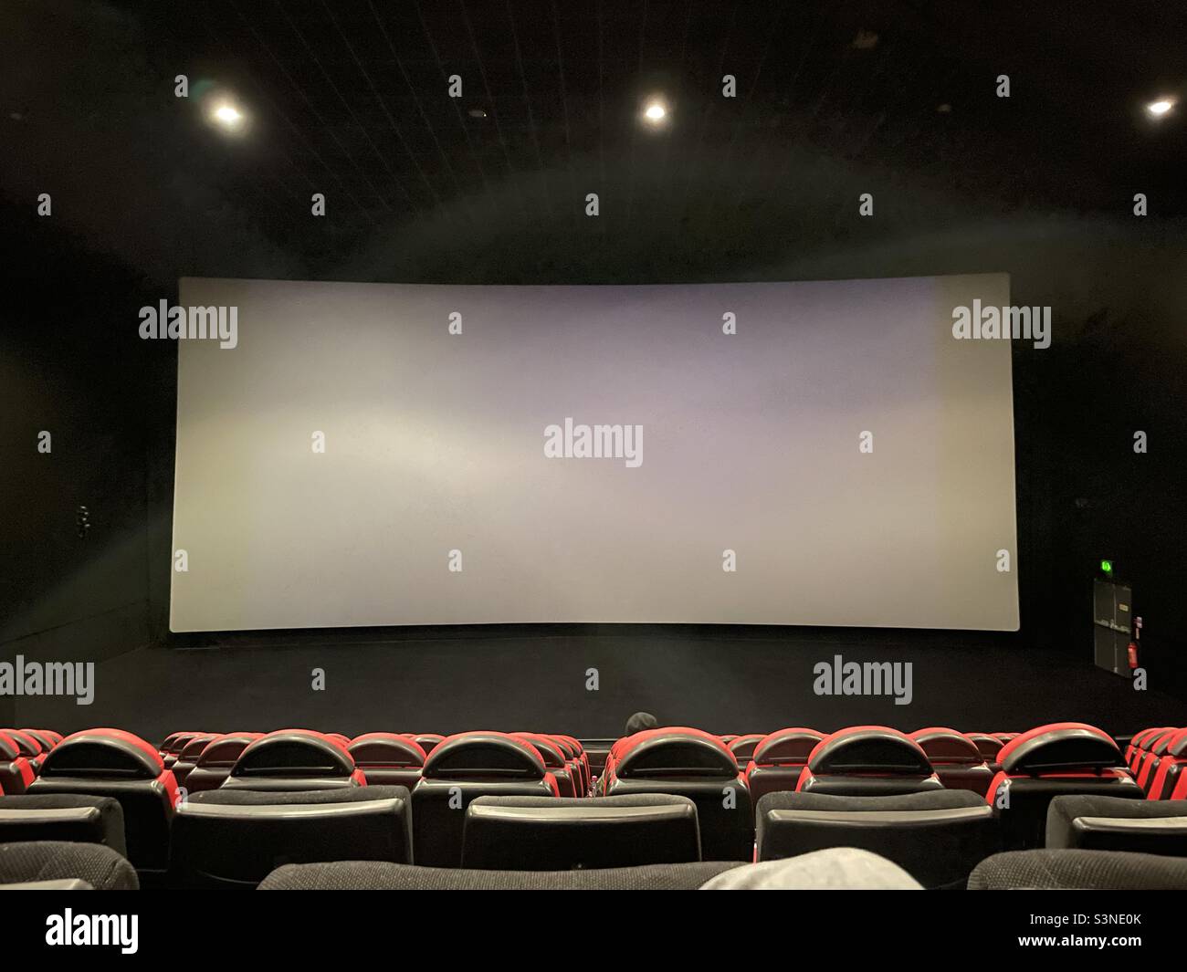 Kinoleinwand in einem Vue-Kino, Manchester, Großbritannien - Smartphone-aufgenommenes Stockfoto