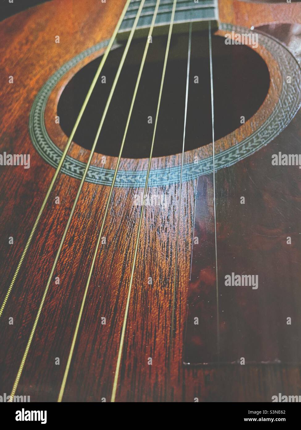 Eine Nahaufnahme einer Mahagoni-Akustik-Orangewood-Gitarren-Soundboard,  Streicher und Soundloch Stockfotografie - Alamy