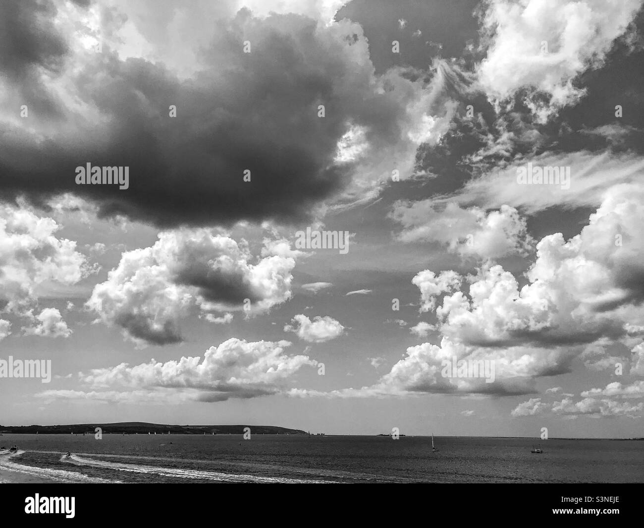 Dramatische schwarz-weiße Wolken über dem Meer Stockfoto