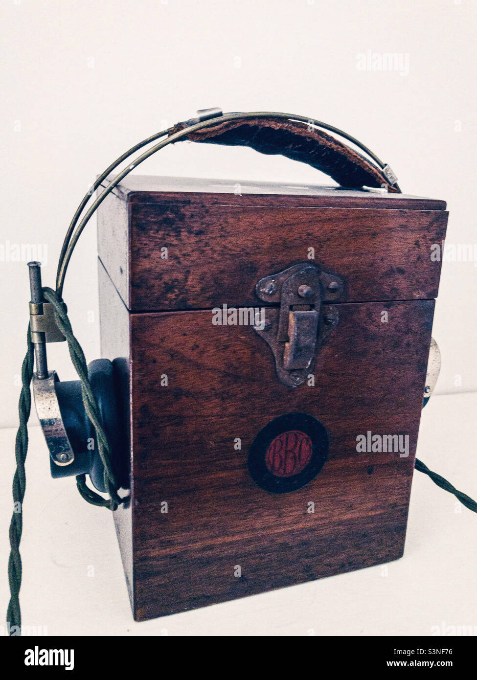 Klassisches kabelloses Kristallradio - Smartphone-aufgenommenes Stockfoto