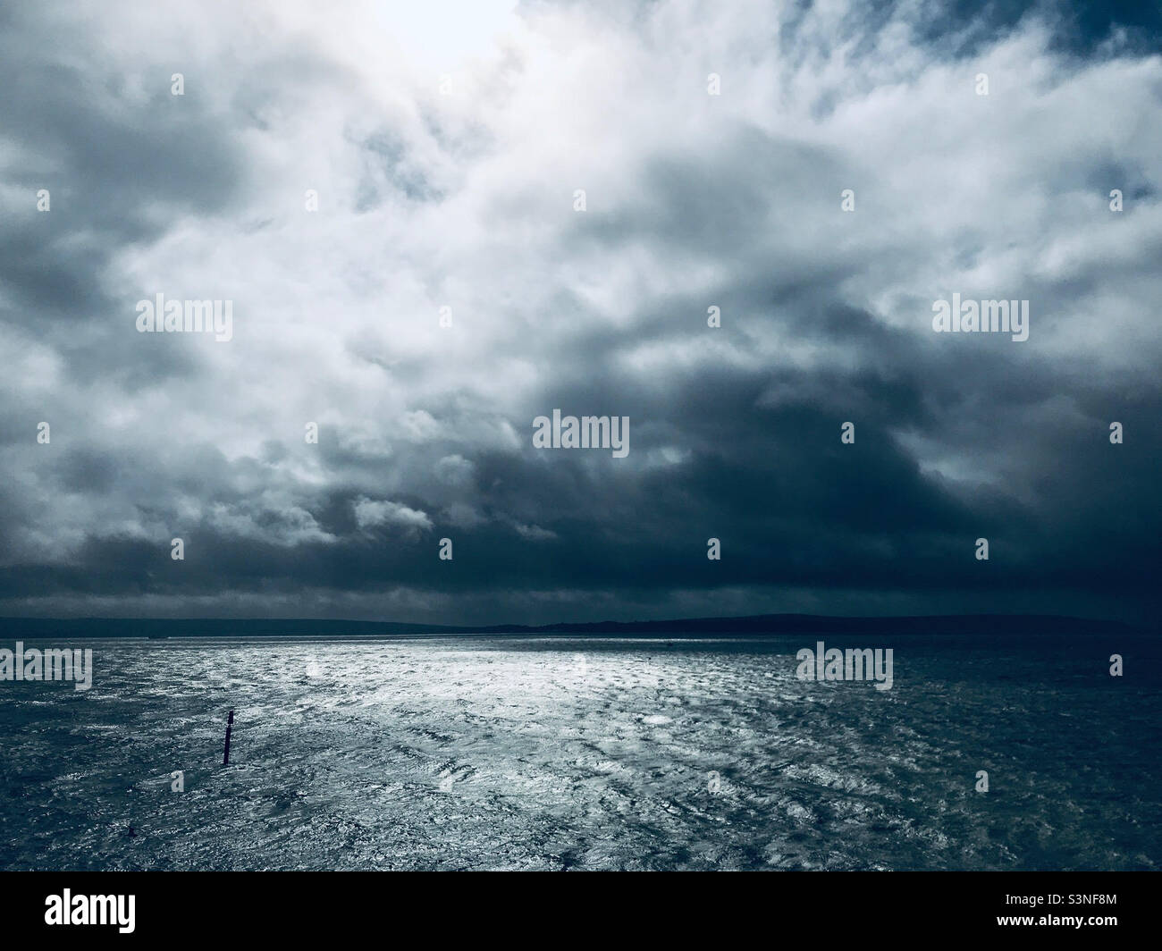 Gewitterwolken über dem Meer - Smartphone-aufgenommenes Stockfoto