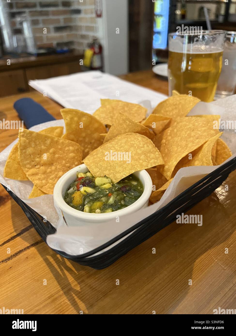 Chips, Salsa verde und ein Bier vom Fass Stockfoto