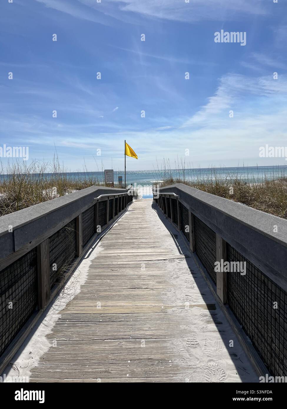 Holzsteg zum Grayton Beach Florida Stockfoto