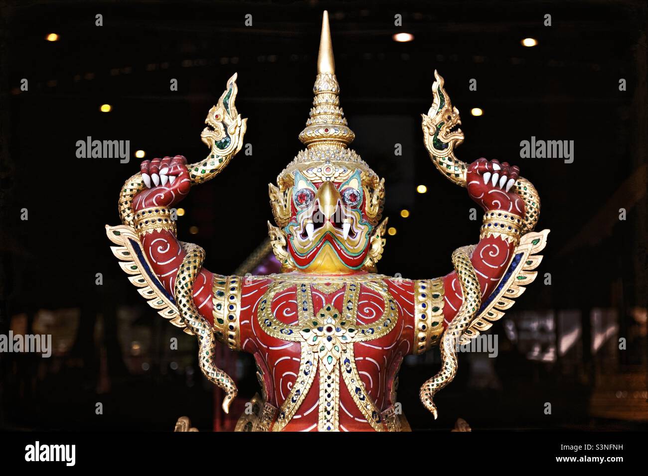 Kunstvolle Skulptur auf dem Bug einer Royal Barge, Bangkok, Thailand - Smartphone-aufgenommenes Stockfoto