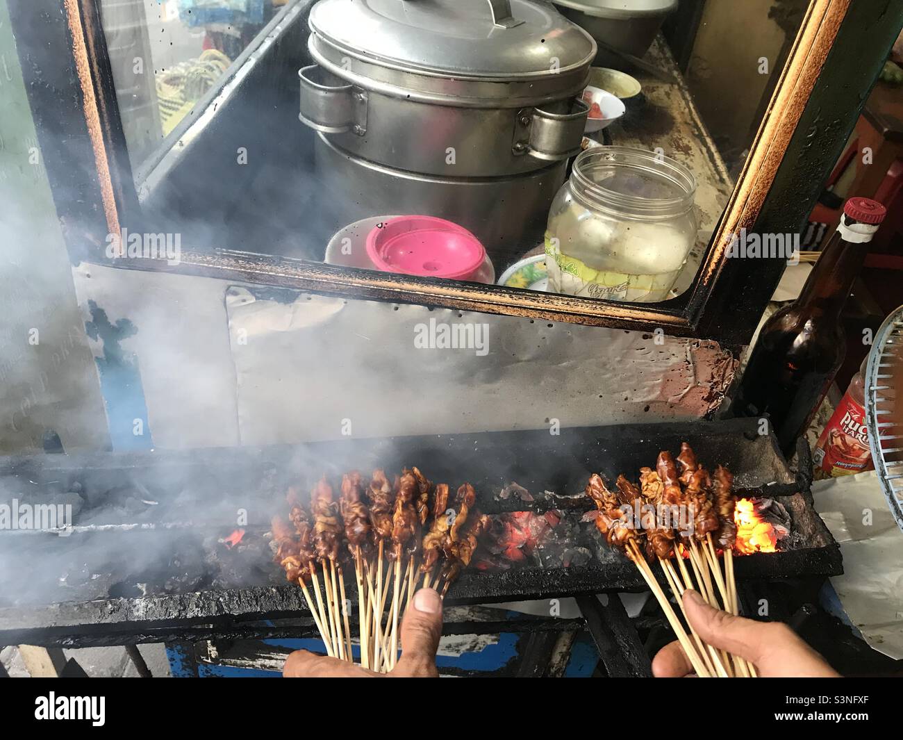 Übersicht über Satay-Spieße, die in Bali gekocht werden Stockfoto