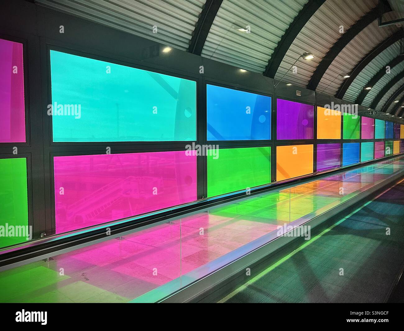 Lichtweg am Flughafen Madrid Stockfoto