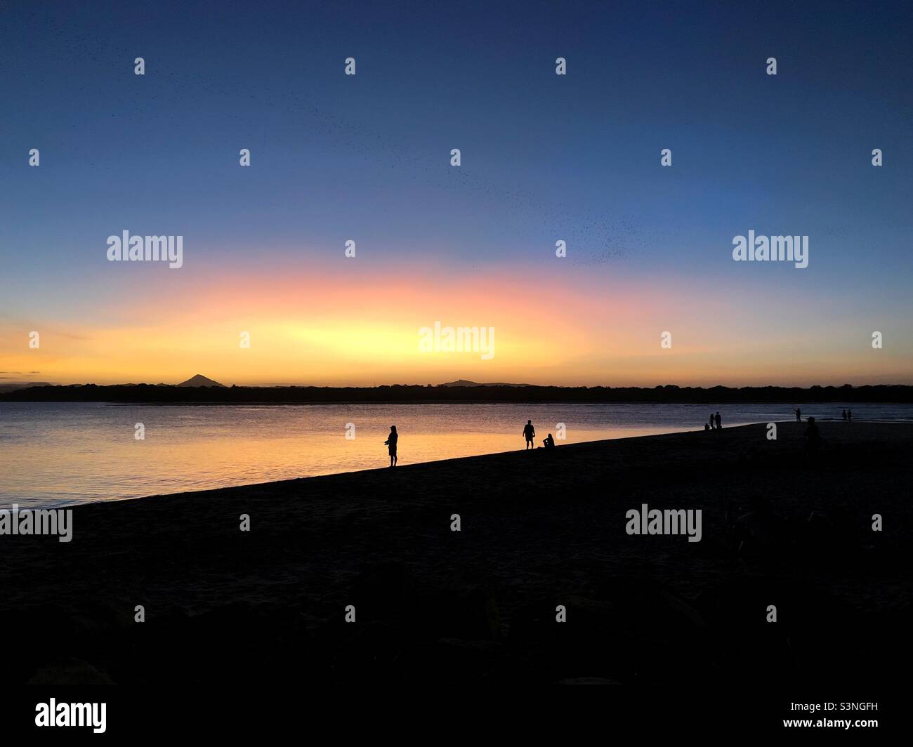 Silhouetten bei Sunset Noosa Queensland Stockfoto