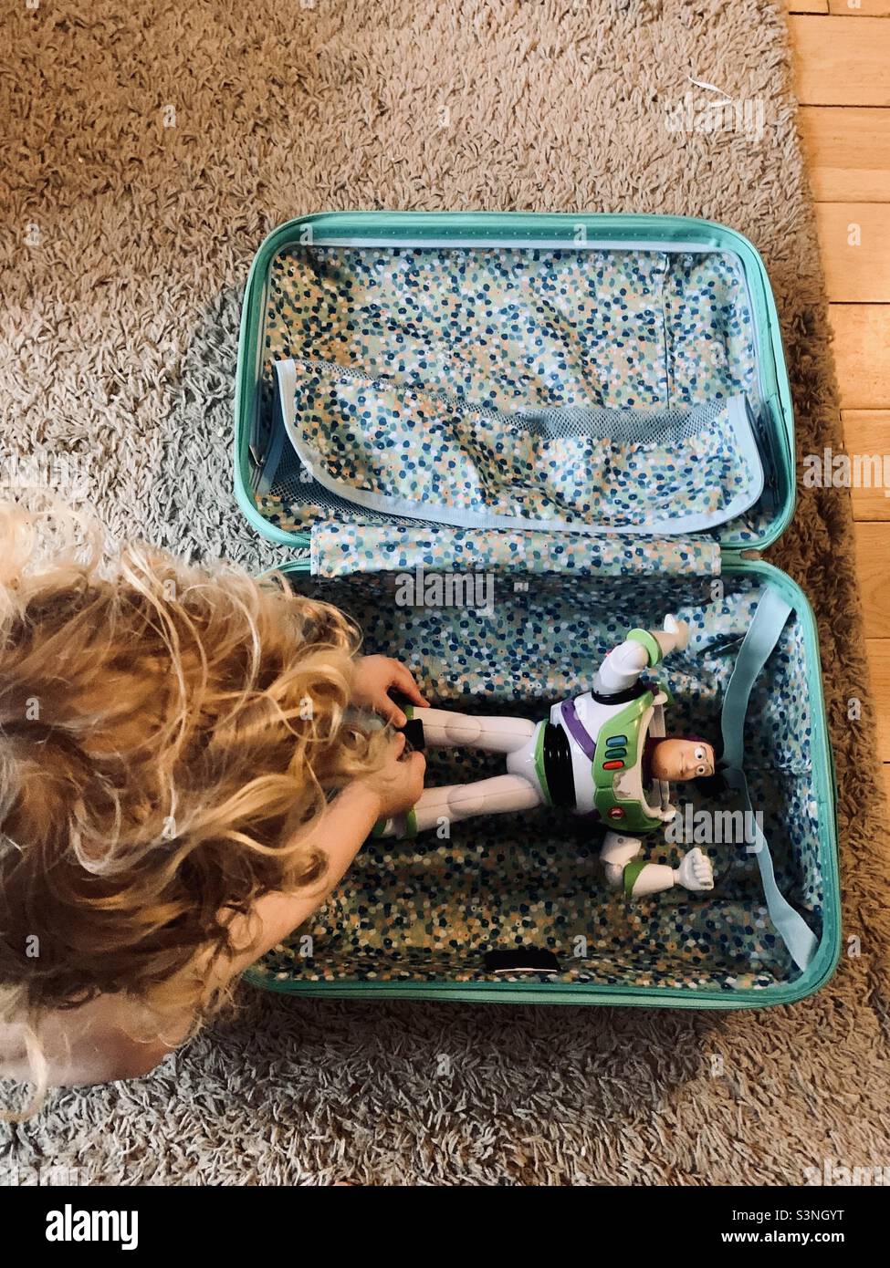 Kleinkind Kind Verpackung Koffer Buzz Licht Jahr Spielzeug Stockfoto