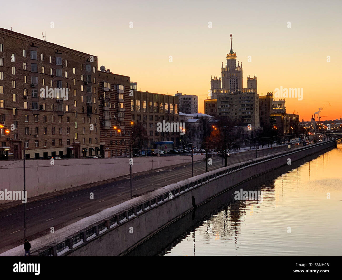 Abendansicht der Böschung in Moskau - Smartphone-aufgenommenes Stockfoto