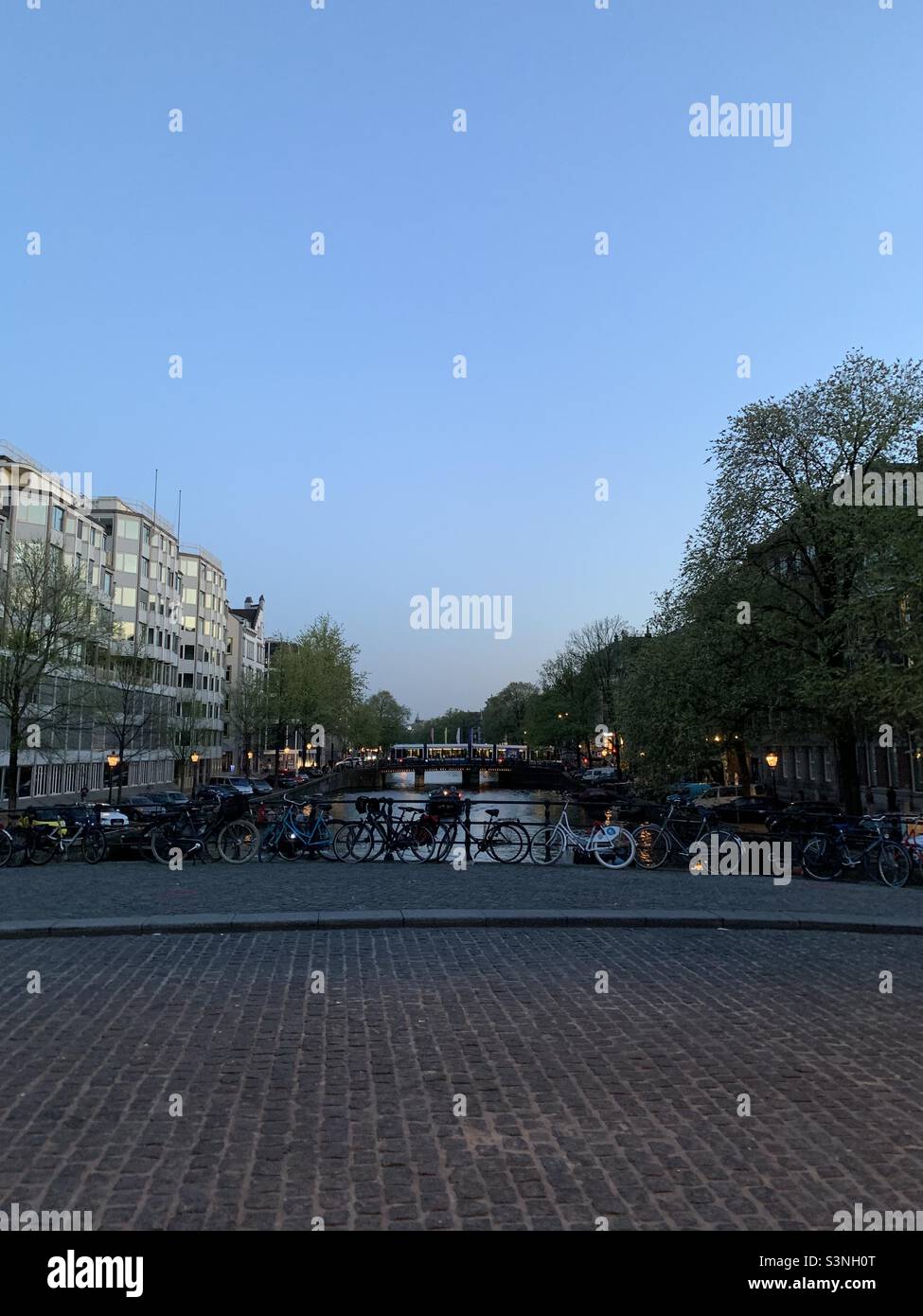 Blue Hour in Singel, Amsterdam, Niederlande - Smartphone-aufgenommenes Stockfoto