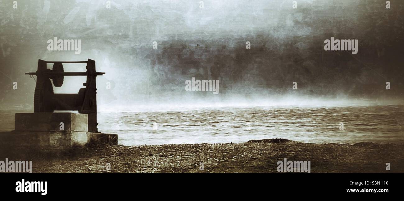 Redundanter Fischerboot-Schraubenschlüssel, der früher verwendet wurde, um Boote nach dem Ablaufen auf See zurück zum Strand zu schleppen - Sizewell Beach, Suffolk, Großbritannien - dramatischer Effektfilter verwendet Stockfoto