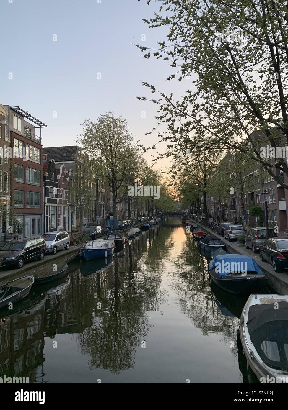 Sonnenuntergang im Kanal, Egelantiersgracht, Amsterdam, Niederlande, Europa - Smartphone-aufgenommenes Stockfoto