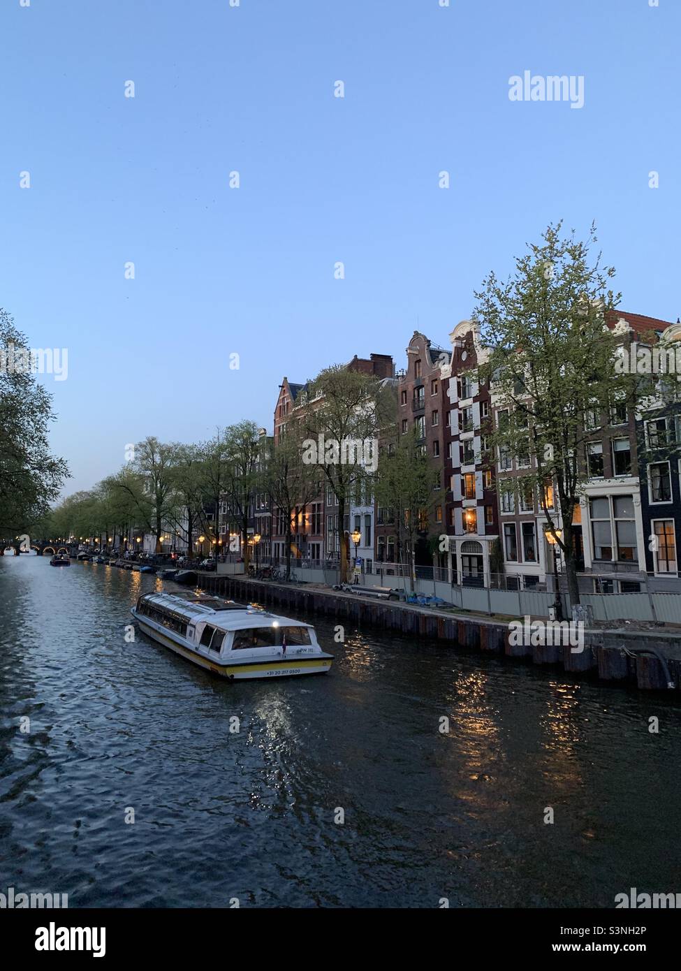 Blaue Stunde nach Sonnenuntergang in Canal Belt, Amsterdam, Niederlande / Holland, Europa - Smartphone-aufgenommenes Stockfoto