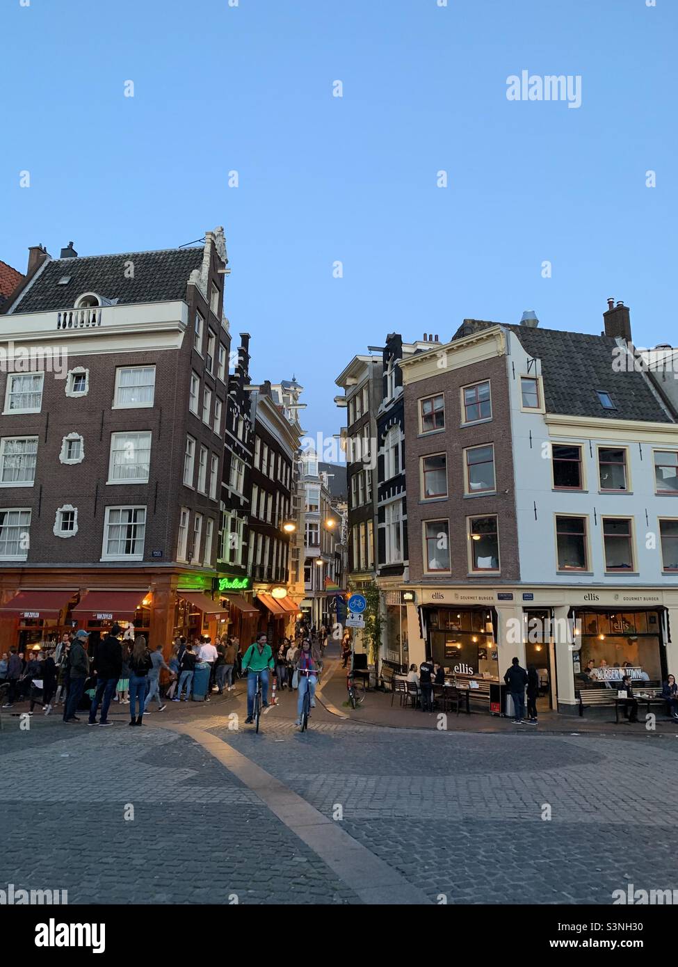 Amsterdam Stadtbild während der blauen Stunde, Singel, Amsterdam, Niederlande, Europa - Smartphone-aufgenommenes Stockfoto