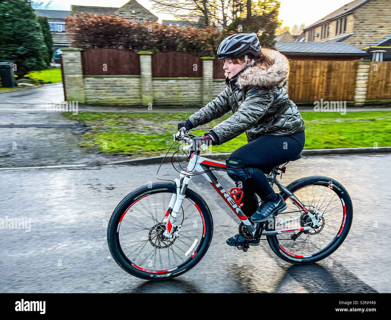 Junge 12-jährige Mädchen auf dem Mountainbike Stockfoto