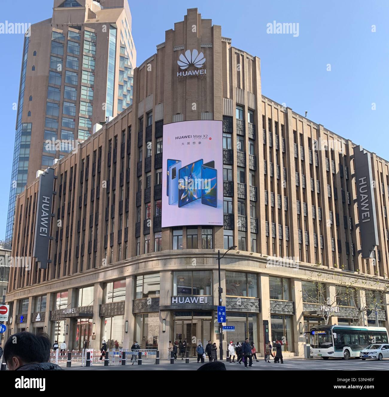 Huawei Store, Ecke Nanjing East Road und Henan Middle Road, Huangpu, Shanghai, China - Smartphone-aufgenommenes Stockfoto