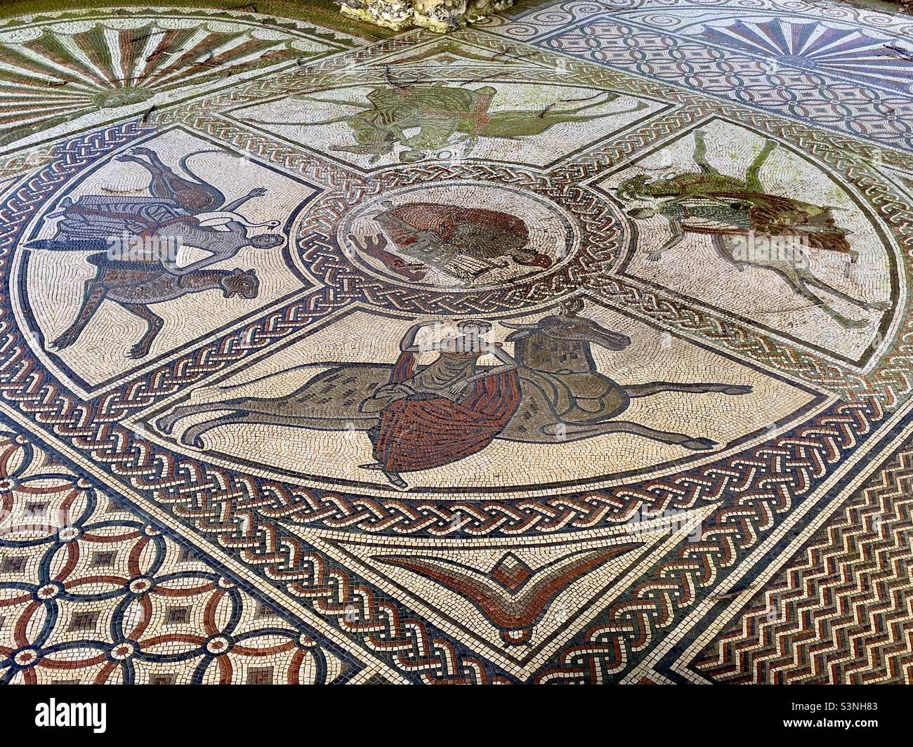 Das zentrale Rundmotiv des römischen Mosaikpflasters am Littlecote House Stockfoto
