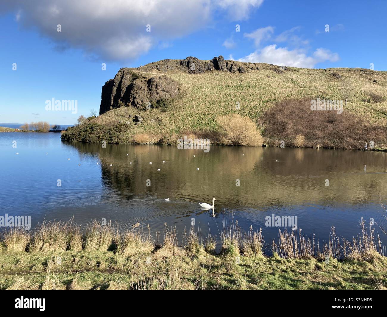 Dunsapie Loch und Dunsapie Hill, Holyrood Park Edinburgh - Smartphone-aufgenommenes Stockfoto