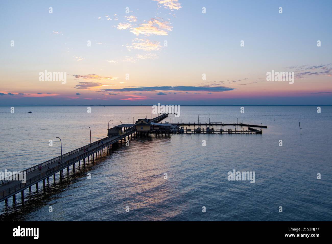 Dämmerung am Fairhope Pier an der Golfküste von Alabama Stockfoto