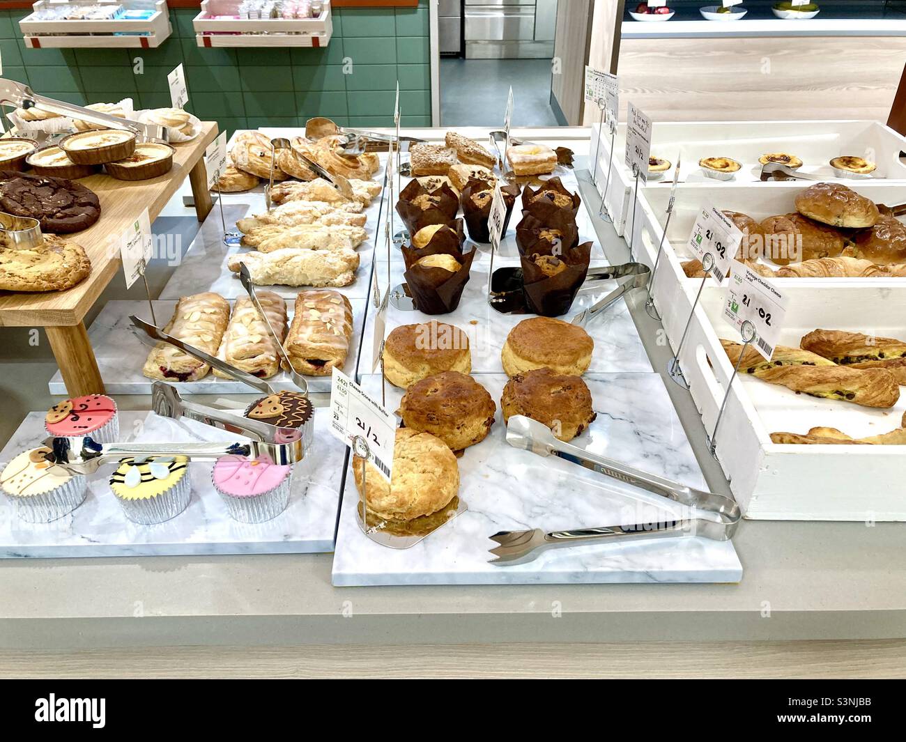 Auswahl an Kuchen und Gebäck im Waitrose Stockfoto
