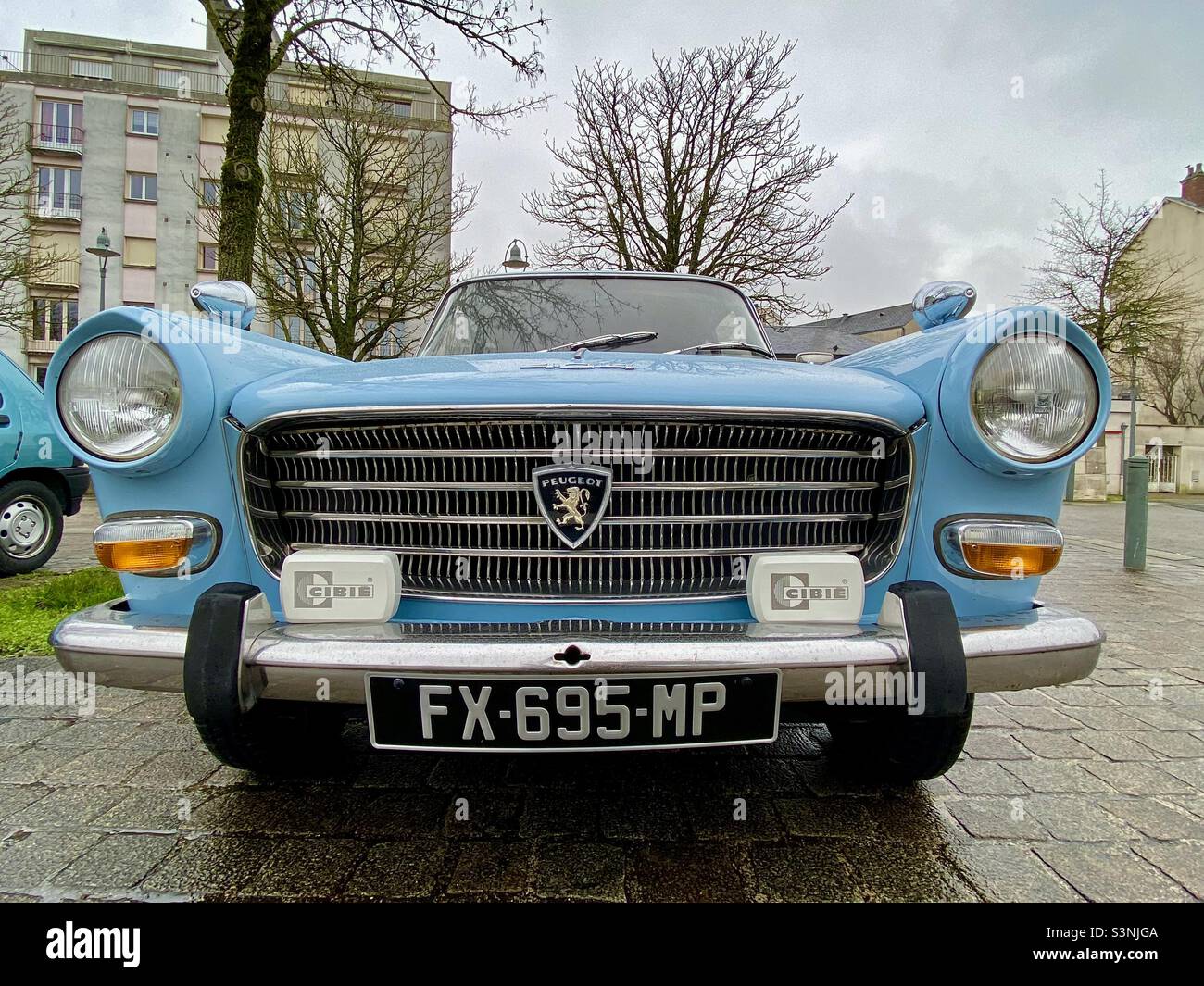 Peugeot 404 Limousine - Smartphone-aufgenommenes Stockfoto
