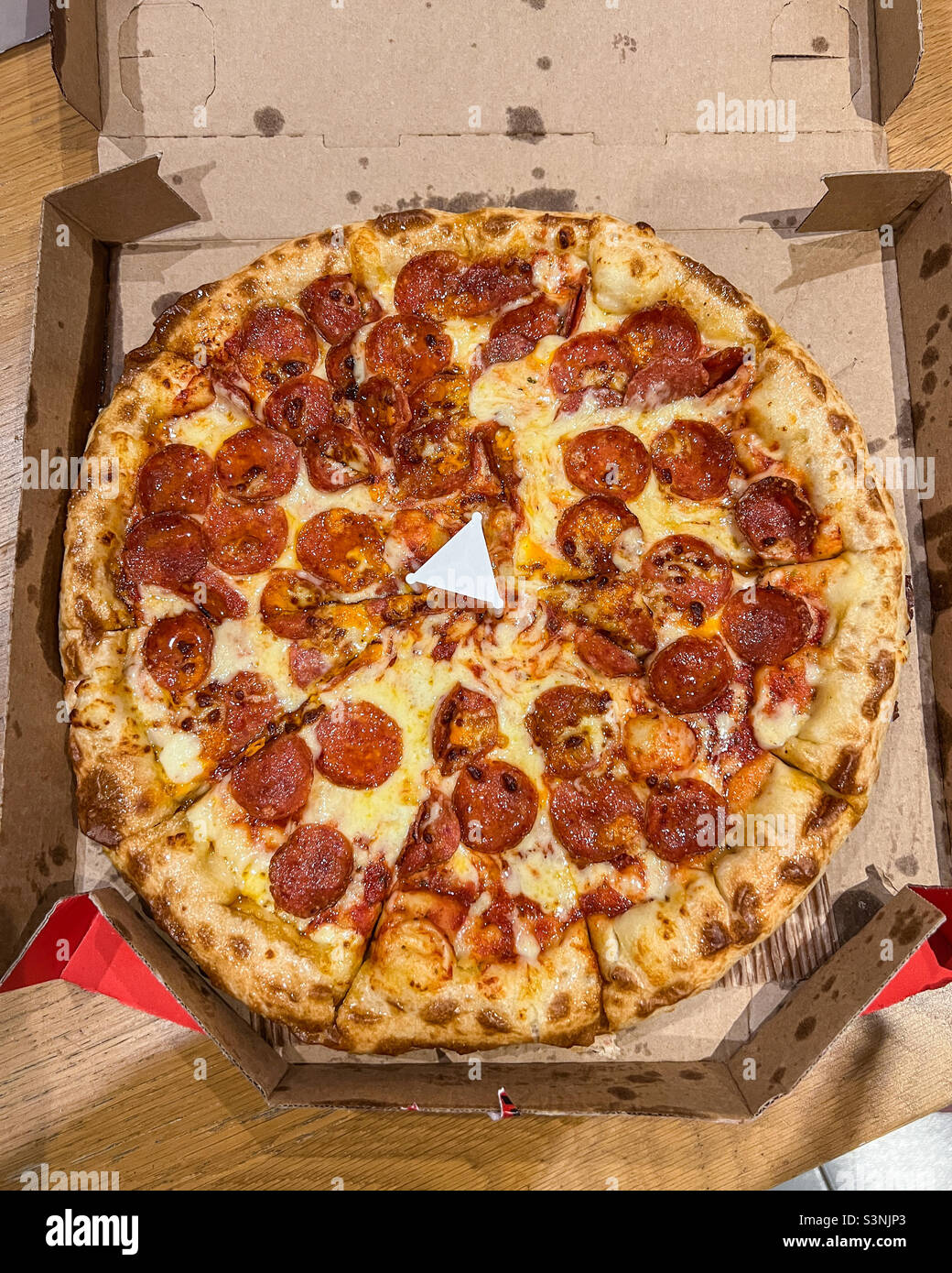 Pepperoni Pizza in der Box Stockfoto