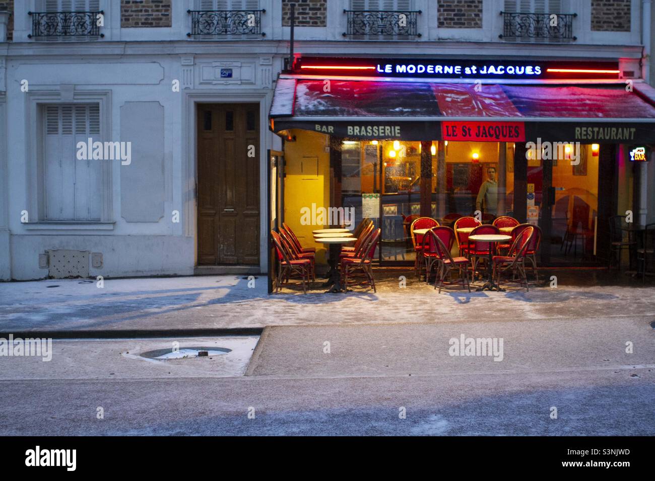 Außenansicht des Cafés in Paris Frankreich bei Nacht Stockfoto