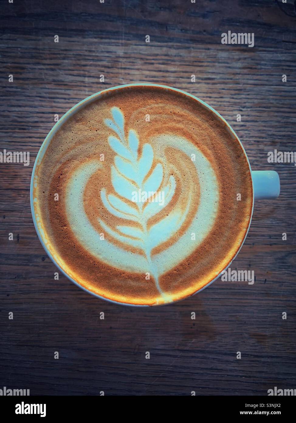 Tasse Kaffee mit Blattmuster Stockfoto