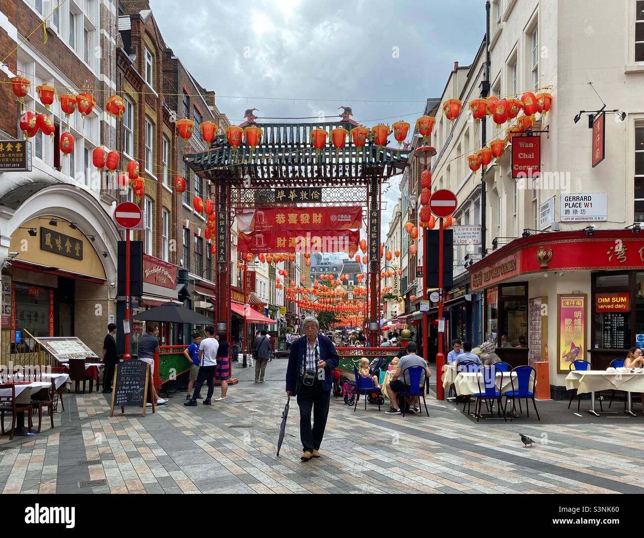 Chinatown Soho: Menschen, die im Freien spazieren und speisen Stockfoto