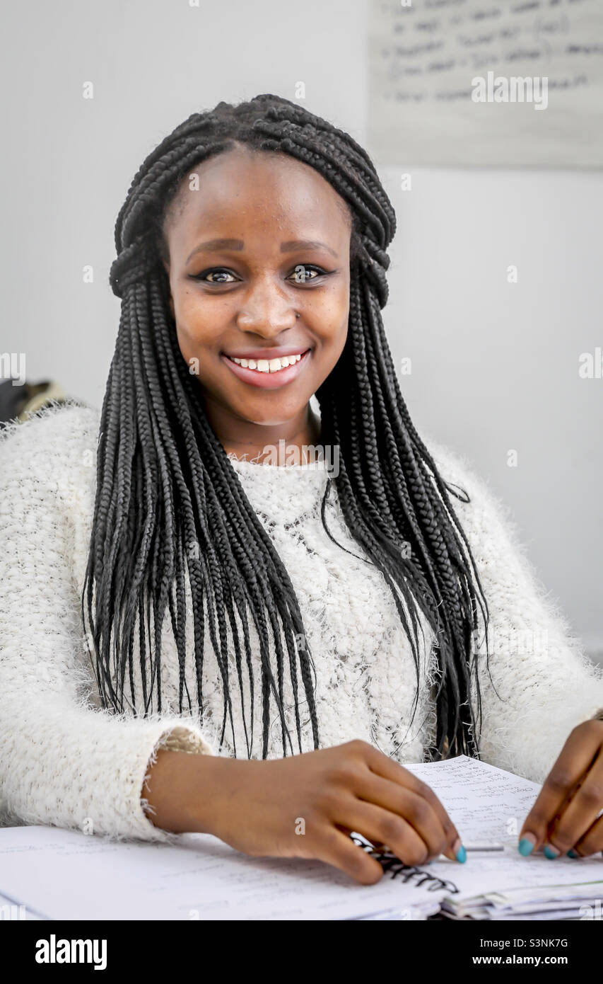 Helle hübsche junge afro-karibische Studentin mit atemberaubendem Lächeln. Stockfoto