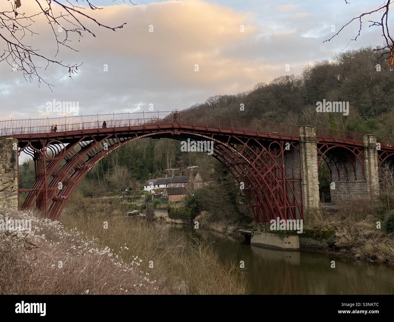 Ironbridge, Shropshire in Großbritannien, gebaut von Abraham Darby und entworfen von Thomas Farnolls Pritchard, Eröffnung 1781. Ironbridge liegt in der Nähe der Stadt Telford Stockfoto