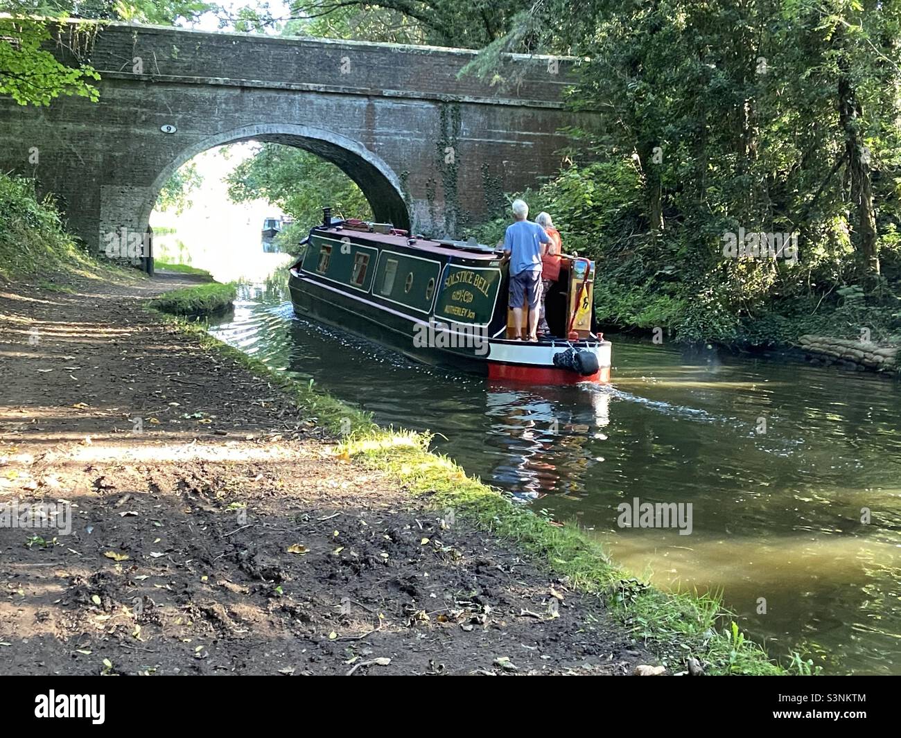 Menschen, die eine Kanalkahnfahrt auf dem Shropshire Union Canal in der Nähe des Dorfes Brewood in South Staffordshire in Großbritannien genießen Stockfoto