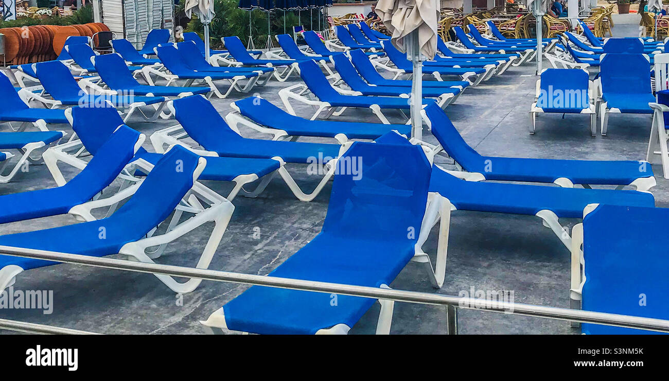 Blaue Sonnenliegen in einem Hotel Stockfoto