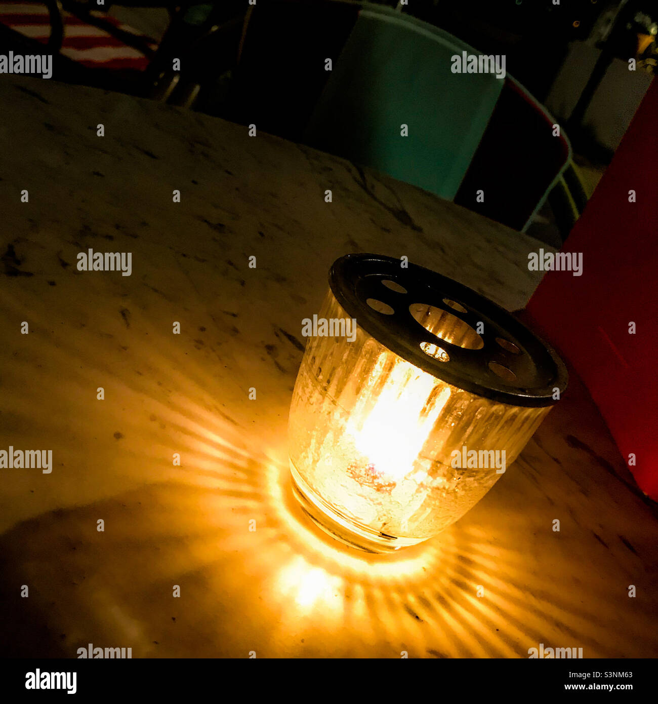 Leuchtendes Licht von einer Kerze - Smartphone-aufgenommenes Stockfoto