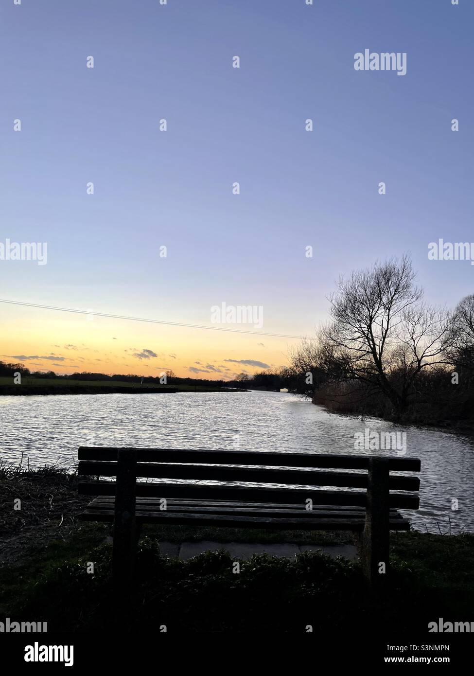 Bank am Fluss Ouse Houghton Cambridgeshire Sunset UK - Smartphone-aufgenommenes Stockfoto