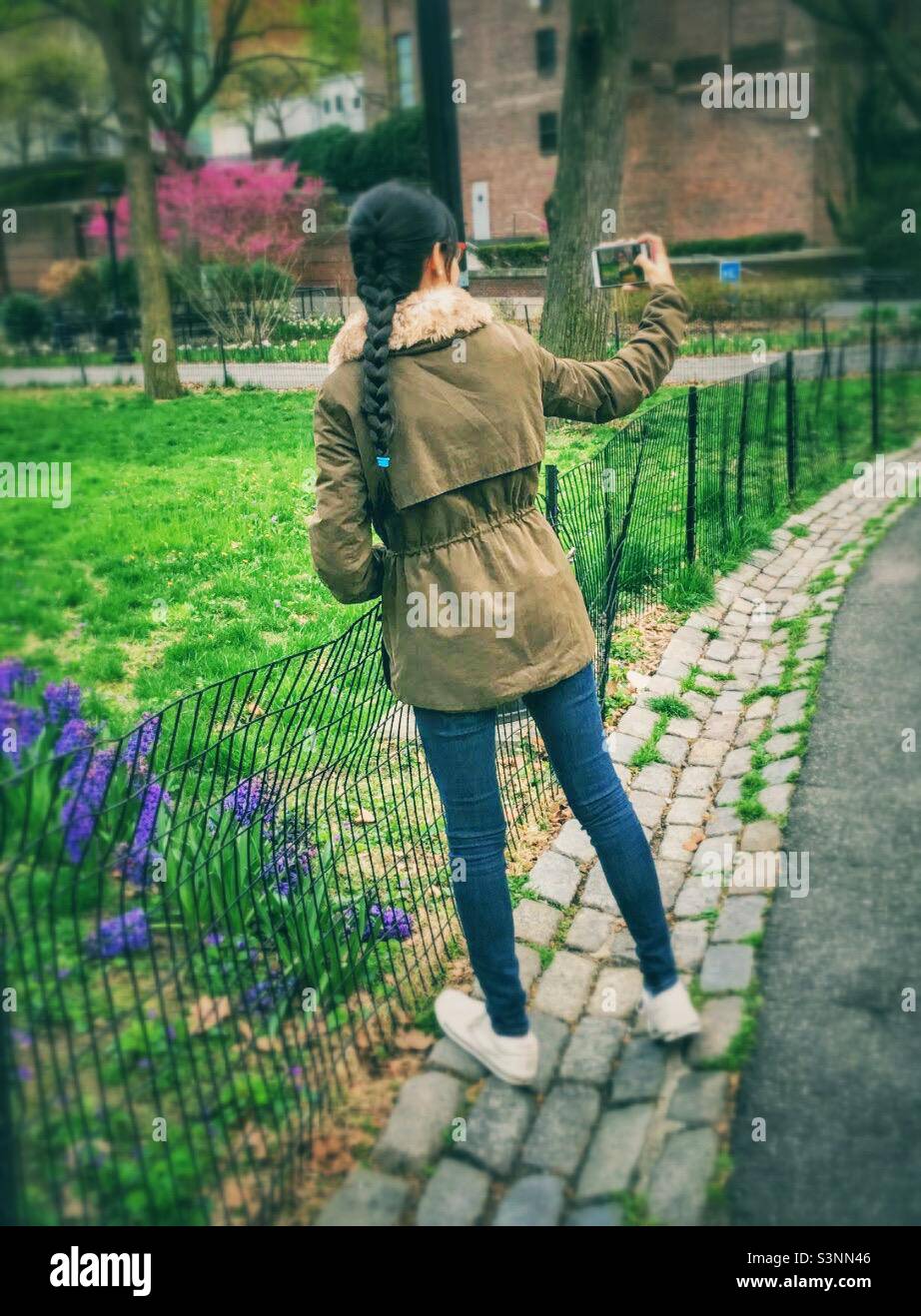 Eine Frau, die im Frühjahr Selfie gemacht hat. - Smartphone-aufgenommenes Stockfoto