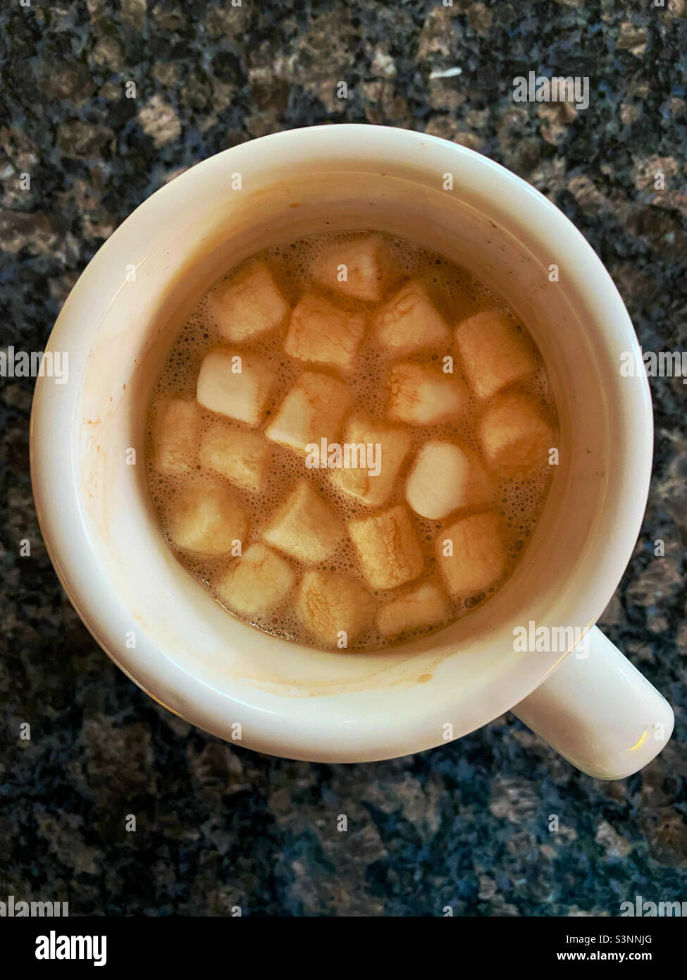 Heiße Schokolade in einem weißen Becher, mit Marshallows Stockfoto