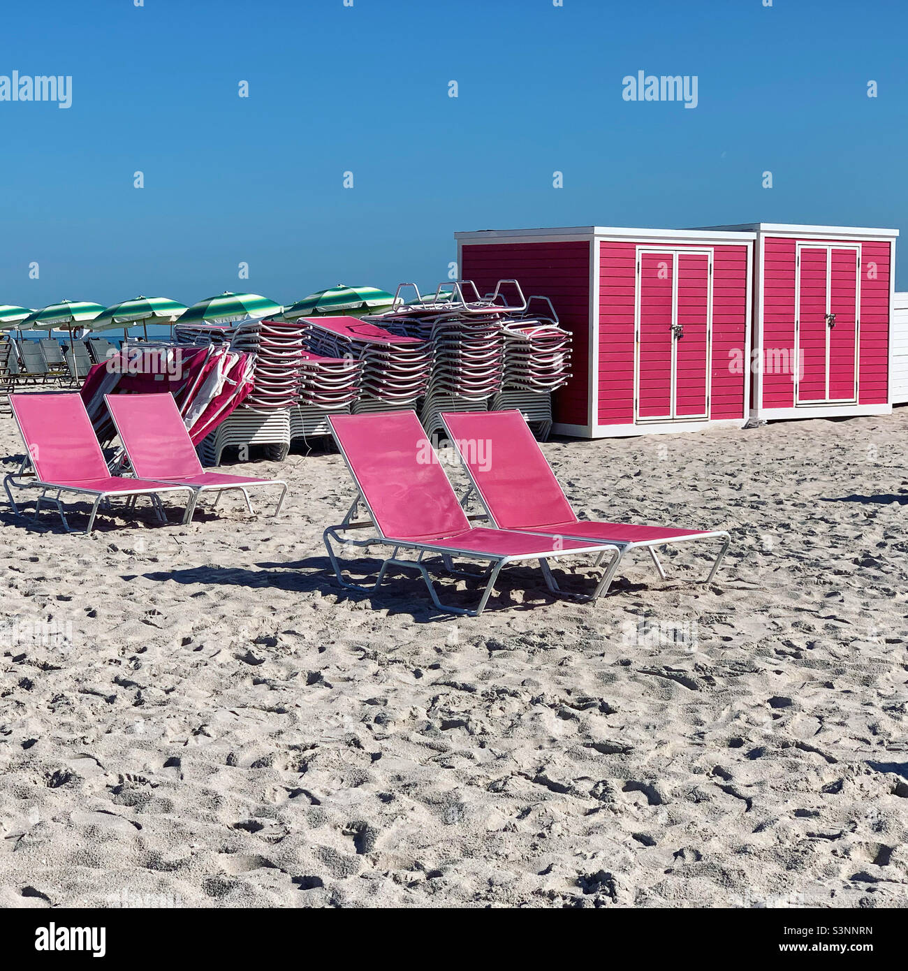 Januar 2022, Liegen am Strand, SLS Hotel Beach Club, South Beach, Miami Beach, Florida, USA, Nordamerika Stockfoto