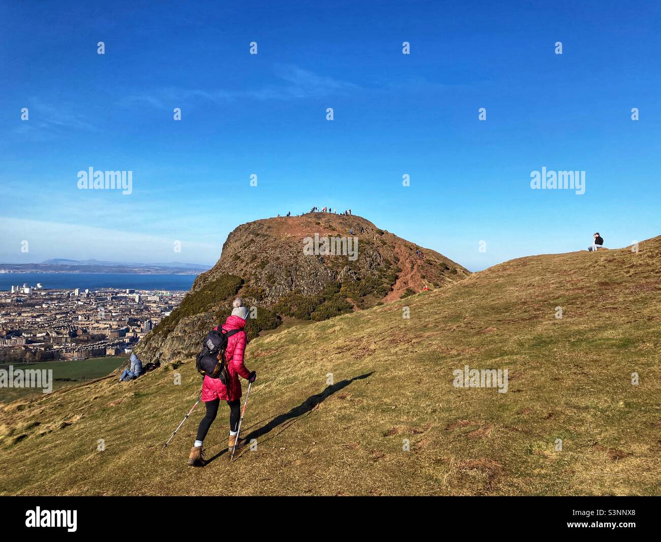 Genießen Sie die Natur im Holyrood Park mit Arthur's Seat mit Spaziergängern, Edinburgh Schottland - Smartphone-aufgenommenes Stockfoto