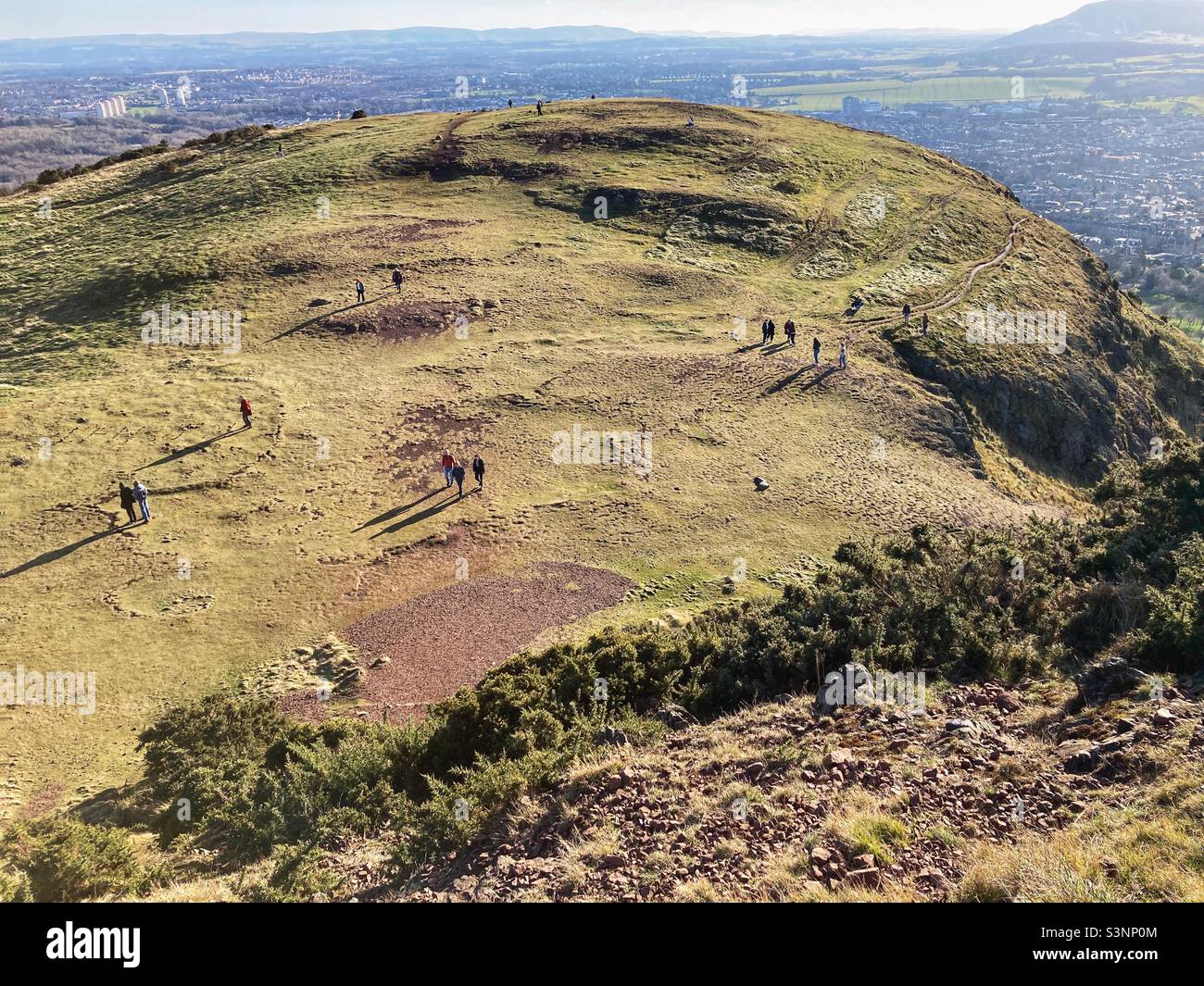 Wanderer auf den Hängen des Arthur's Seat Holyrood Park, Edinburgh - Smartphone-aufgenommenes Stockfoto
