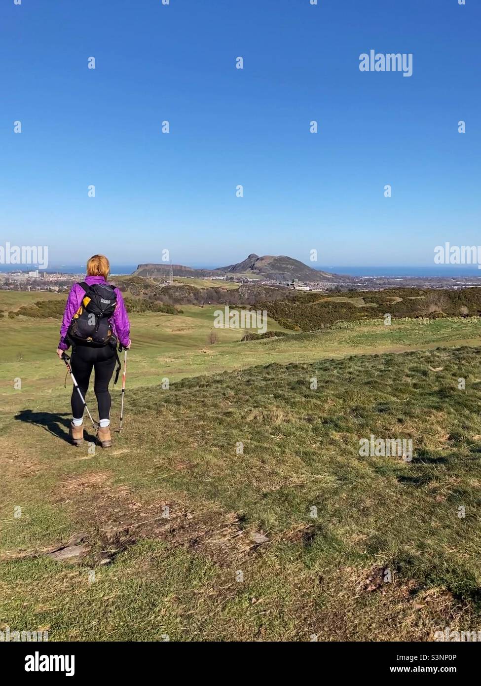 Walker auf den Braid Hills mit Blick auf Arthur’s Seat, Edinburgh - Smartphone-aufgenommenes Stockfoto