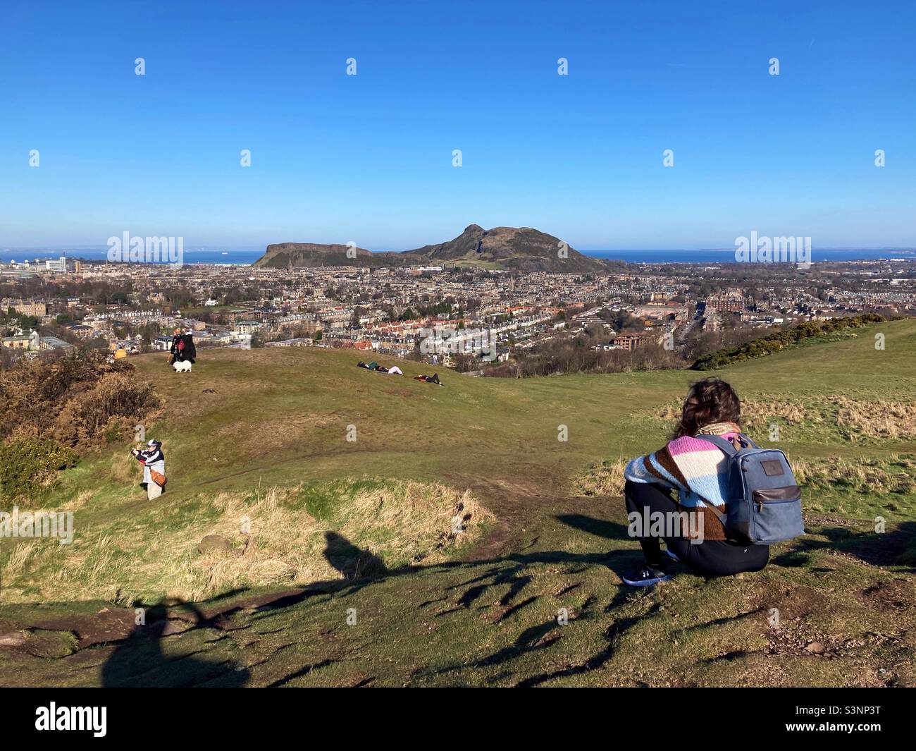 Blick auf Arthur’s Seat vom Blackford Hill, Edinburgh - Smartphone-aufgenommenes Stockfoto