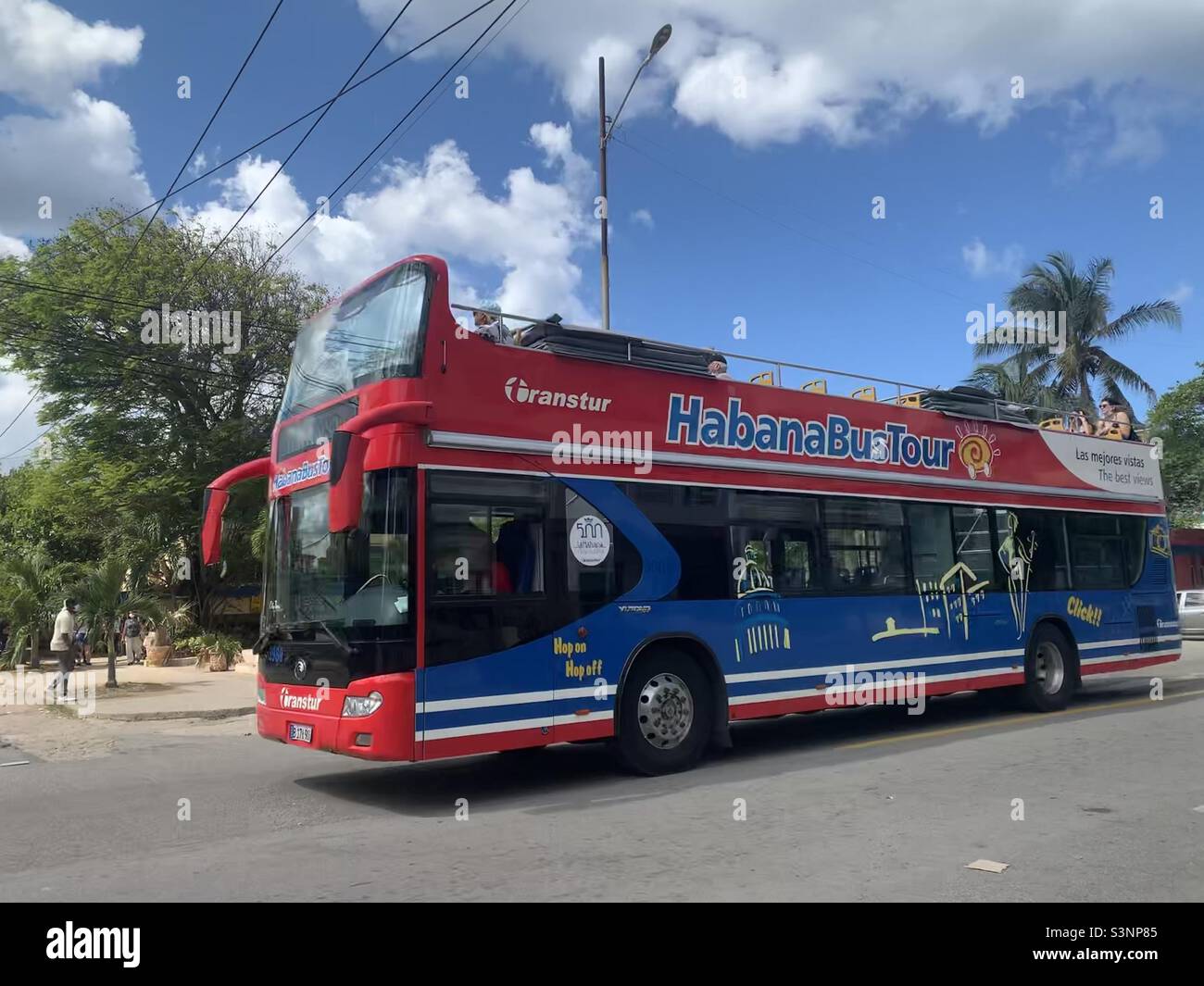 Tourismus-Bus arbeitet wieder in Havanna, Kuba. Erholung des Tourismus nach Covid-19. Stockfoto